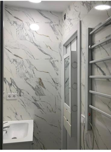 een badkamer met een wastafel en een spiegel bij Casa Duque in Madrid