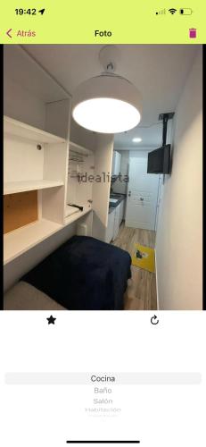 een foto van een kamer met een licht in een kamer bij Casa Duque in Madrid