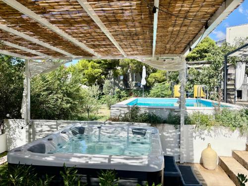 Summer app Pool spa Jacuzzi city center