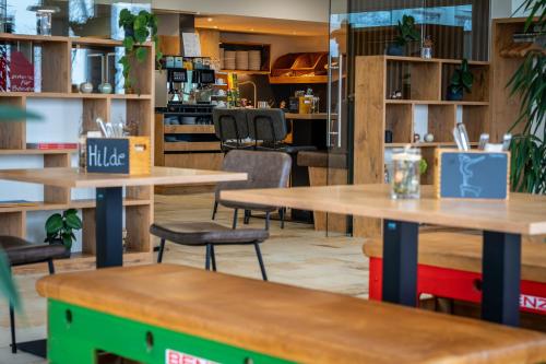 BartholomäにあるSTB Campus Bartholomäの部屋にテーブルと椅子があるレストラン