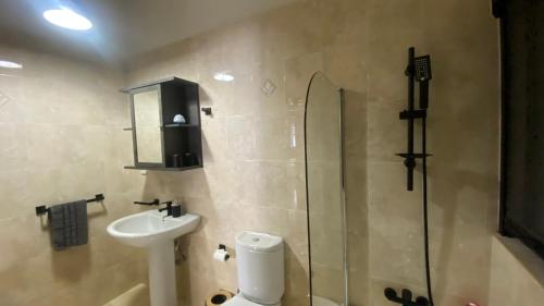 Ένα μπάνιο στο Elegant Sea View 3 bed 2 bath apartment in Sliema with parking