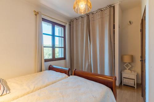 En eller flere senge i et værelse på Villa les Vallons