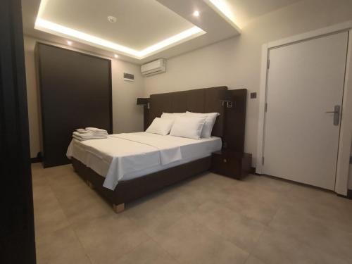 Una cama o camas en una habitación de Visse Hotel