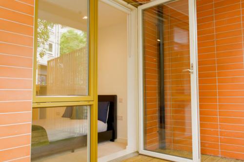 Φωτογραφία από το άλμπουμ του Cosy 3-BR Retreat with Balcony Near Central London σε West Norwood