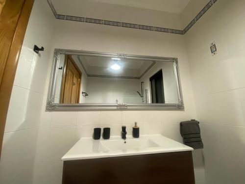 Ένα μπάνιο στο Elegant Sea View 3 bed 2 bath apartment in Sliema with parking