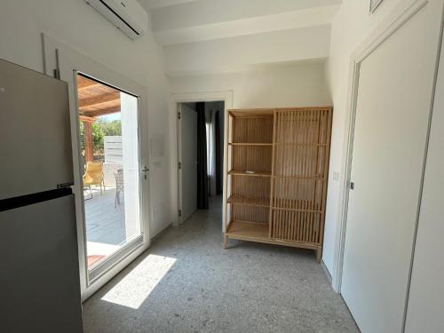 a room with a door open to a room with a window at Villa Gisa in Calalunga-Pietragrande