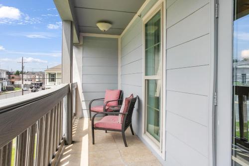 ニューオーリンズにあるFully-furnished 4BR Condo Near FQの家のバルコニーに座る椅子