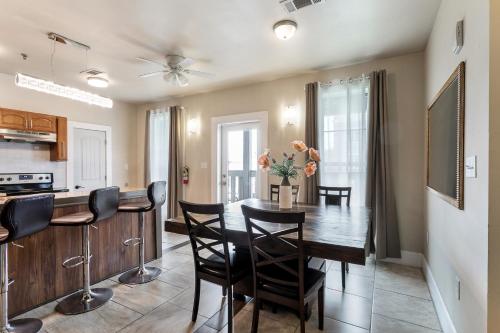 ニューオーリンズにあるFully-furnished 4BR Condo Near FQのテーブルと椅子のあるキッチンとダイニングルーム