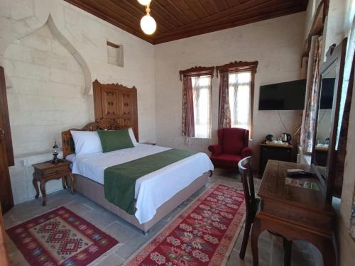 una camera da letto con un letto e una sedia rossa di Fırfırlı Konak a Şanlıurfa