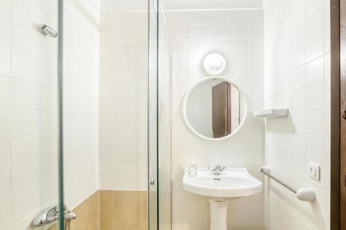 ein Badezimmer mit Waschbecken und Dusche in der Unterkunft Apart en Paseo Marítimo 2-3 in Llança