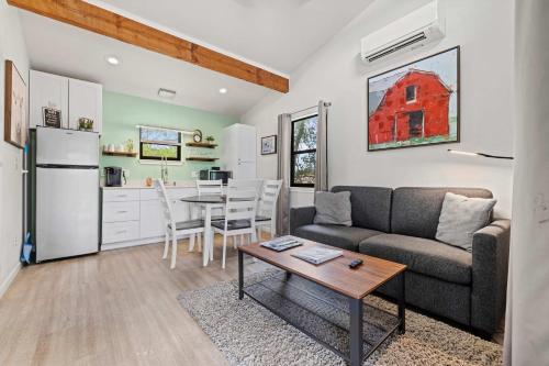 un salon avec un canapé et une table dans l'établissement Verbena Waterfront with Hot Tub, à Tivydale