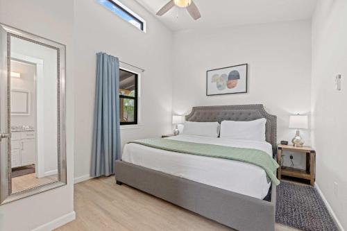 une chambre avec un grand lit et un miroir dans l'établissement Verbena Waterfront with Hot Tub, à Tivydale