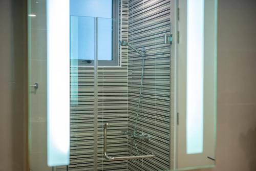 Ванная комната в Chic 3BR Somerset Apt Near Legoland & Harbour