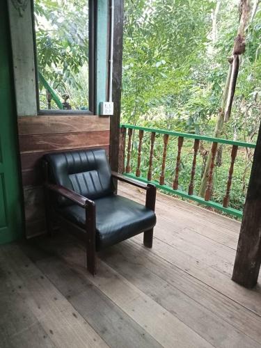 Un balcón o terraza en น้ำหราธาราโฮมสเตย์