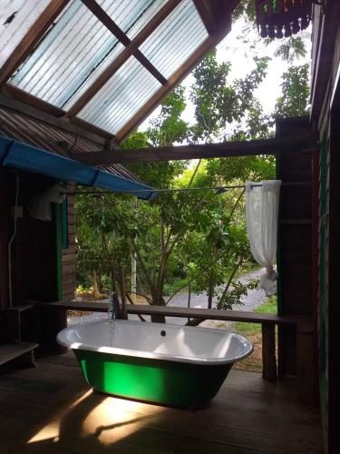 Un jardín fuera de น้ำหราธาราโฮมสเตย์
