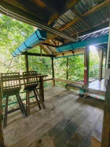 Un balcón o terraza en น้ำหราธาราโฮมสเตย์