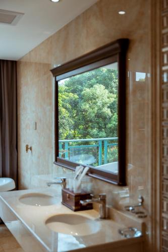 Bilik mandi di Golden Peach Riverside Manor