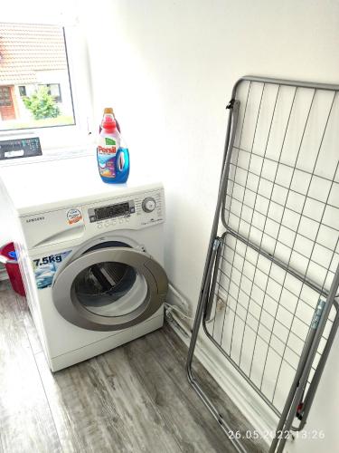 a washer and dryer in a laundry room at Ferienwohnung Happy Life in Northeim