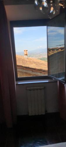 a window in a train with a view of a field at "FUERTE " Affittacamere in Montevettolini