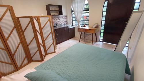 A bed or beds in a room at Habitación en la zona centro de Macas con parqueadero privado - La Copa de Oro