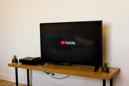 Televisyen dan/atau pusat hiburan di Appart'HomeStudio Mâcon - PARKING