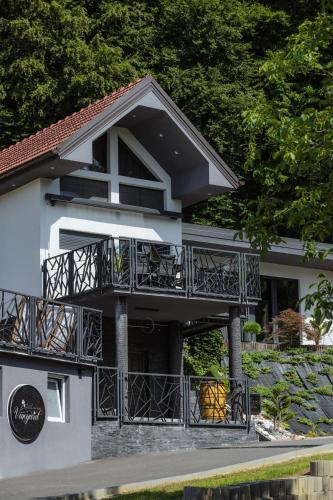 Villa in the Vineyard with Pool, HotTub & Saunaにあるバルコニーまたはテラス