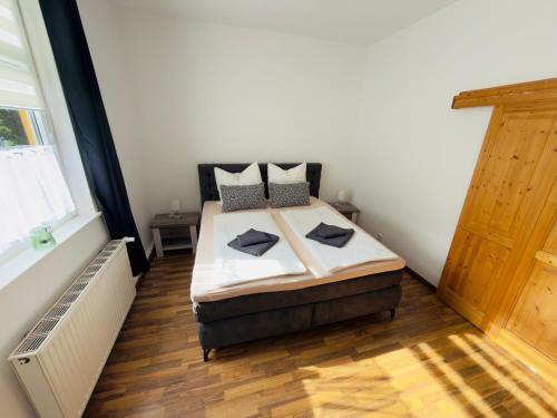 เตียงในห้องที่ Traumhaus Waldeck mit Garten in der Innenstadt von Wernigerode von Harztraveler