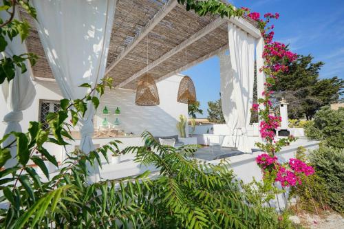 Taman di luar Villa Alba, Beach House-5 minutes from sea