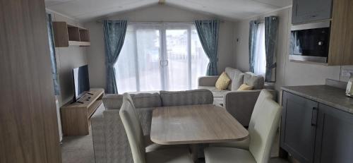 Μια τηλεόραση ή/και κέντρο ψυχαγωγίας στο Homely 7 Berth Caravan At Manor Park In Hunstanton, Norfolk Ref 23018B