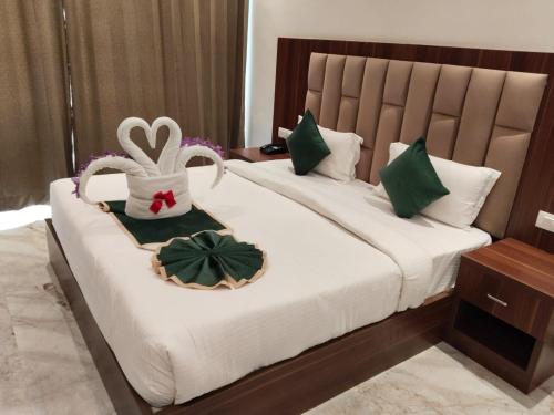 two beds in a hotel room with a wedd at Hotel Ratan Elite in Bijainagar