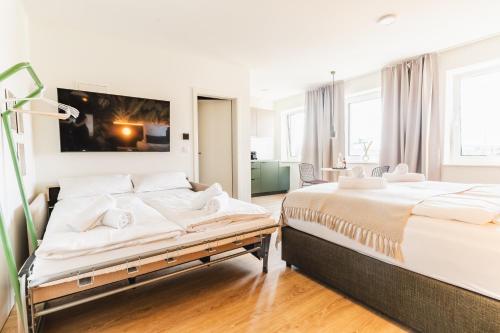 two beds in a bedroom with white walls at OH KEY Apartments - unlock your stay - Frankfurter Str in Fulda