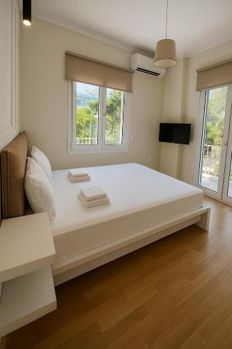 Chic Athenian Apartment by the Riviera