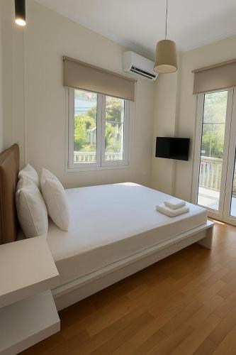 Chic Athenian Apartment by the Riviera