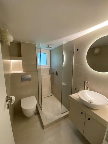 Chic Athenian Apartment by the Riviera