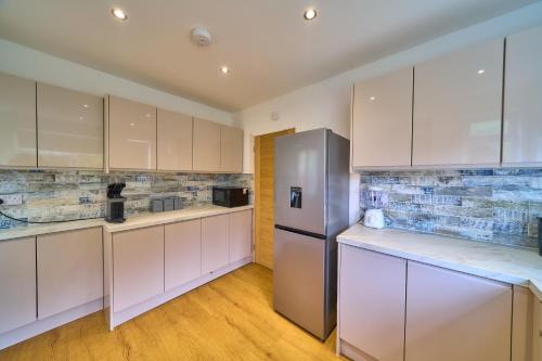 Η κουζίνα ή μικρή κουζίνα στο High Wycombe Stays Modern 4 Bed, 2 Bath Home with Garden Sleeps 9