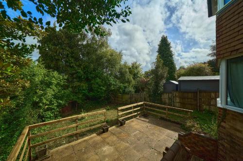 Κήπος έξω από το High Wycombe Stays Modern 4 Bed, 2 Bath Home with Garden Sleeps 9