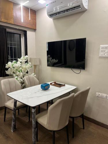 Una televisión o centro de entretenimiento en The Nest - A Home Away From Home