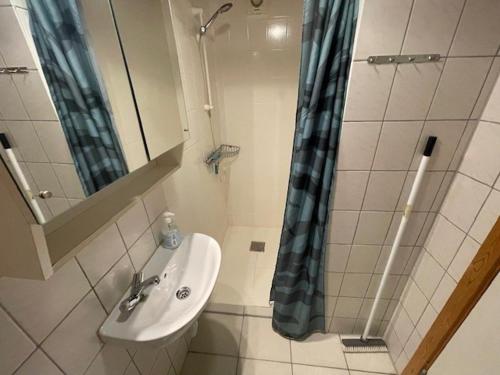 a bathroom with a sink and a shower at Marskferie Tønder in Tønder