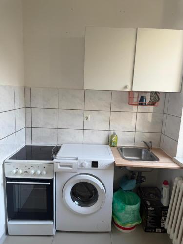 a kitchen with a washing machine and a sink at K&K Unterkunft Gelsenkirchen in Gelsenkirchen