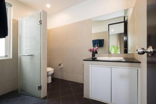 Ban Saiyuan (1)にあるPrivate Pool Villa 2BR near gym and spa - Villa Green 9の洗面台とトイレ付きのバスルーム