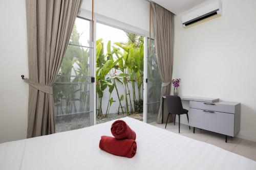 Ban Saiyuan (1)にあるPrivate Pool Villa 2BR near gym and spa - Villa Green 9の寝室のベッドの上に置かれた赤い椅子