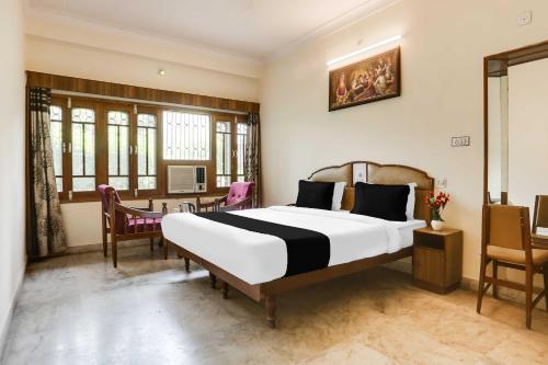 a hotel room with a bed and a desk at Townhouse Oak Pichola Lake Udaipur City Palace in Udaipur