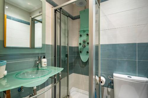 a bathroom with a sink and a shower at Santa Divina Relax Para 10 Personas in Naveces