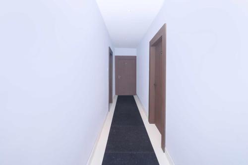 an empty hallway with a door and a hallway sidx sidx at Hotel O Ranchi Station Near Rajendra Chowk in Rānchī