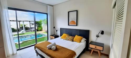 格兰贝伊Dream villa with pool的一间卧室，里面有一张床和一扇大窗户。