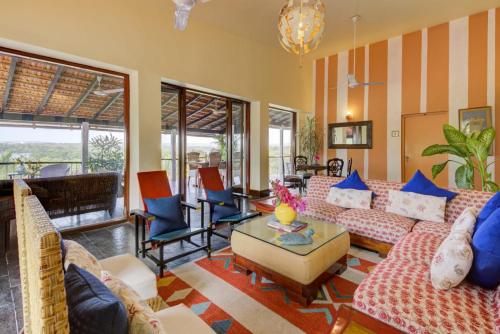 a living room with a couch and chairs at Casa Colvale in Mapusa