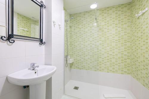 Cosy flat terrace 2 bed 2 bath downtown