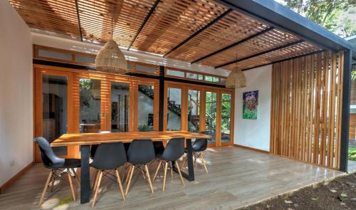 a dining room with a wooden table and chairs at Porto Alegre in Punta Uva