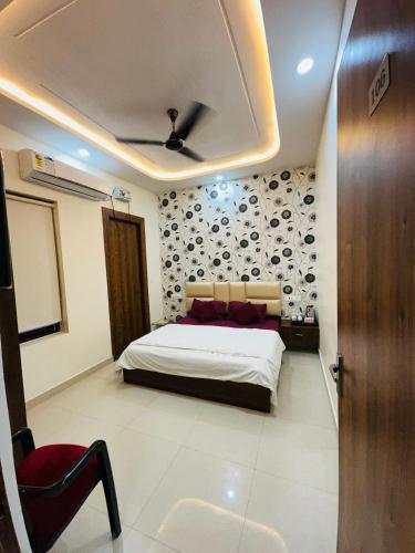 a bedroom with a bed and a ceiling at Hotel Grand Central in Bulandshahr