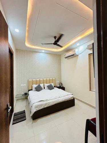 a bedroom with a bed and a ceiling at Hotel Grand Central in Bulandshahr